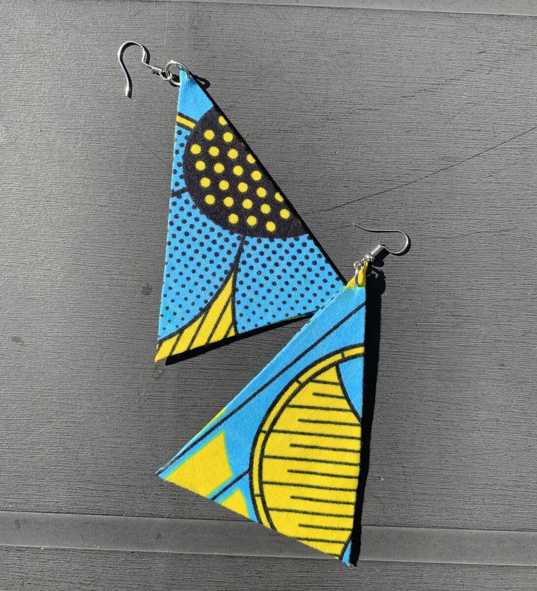 Boucles d'oreilles triangle en tissu wax bleu et jaune